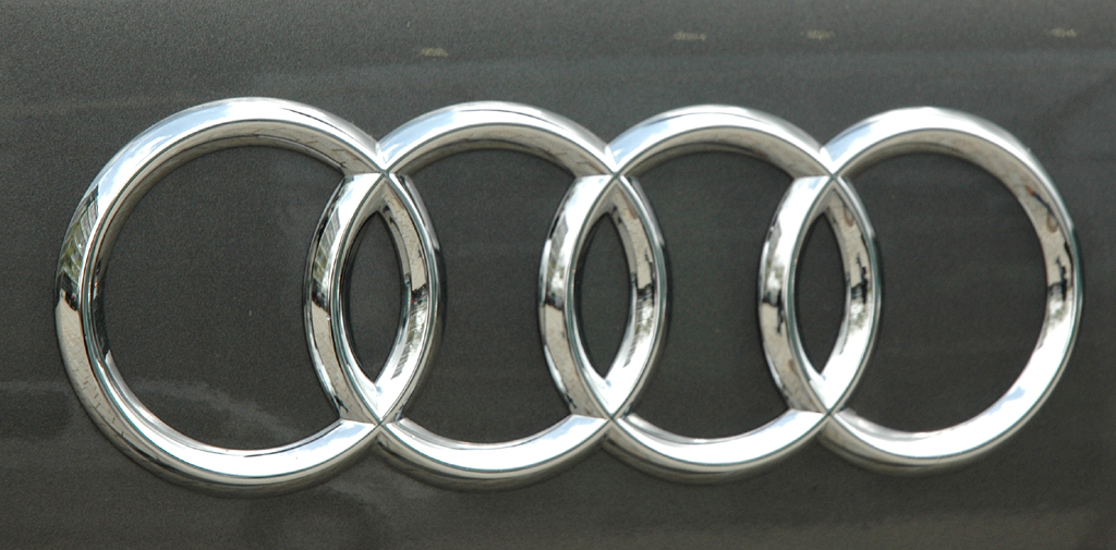 Audi Q7: Audis vier Markenringe auf der Heckklappe. 