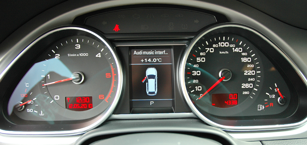Audi Q7: Blick auf die Rundinstrumentierung. 