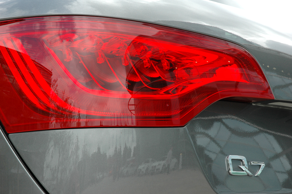 Audi Q7: Leuchteinheit hinten mit Schriftzug. 