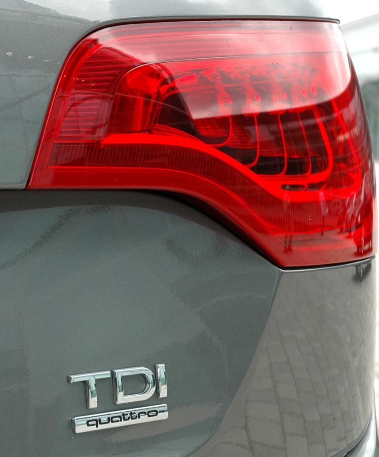 Audi Q7: Leuchteinheit hinten mit Schriftzug. 