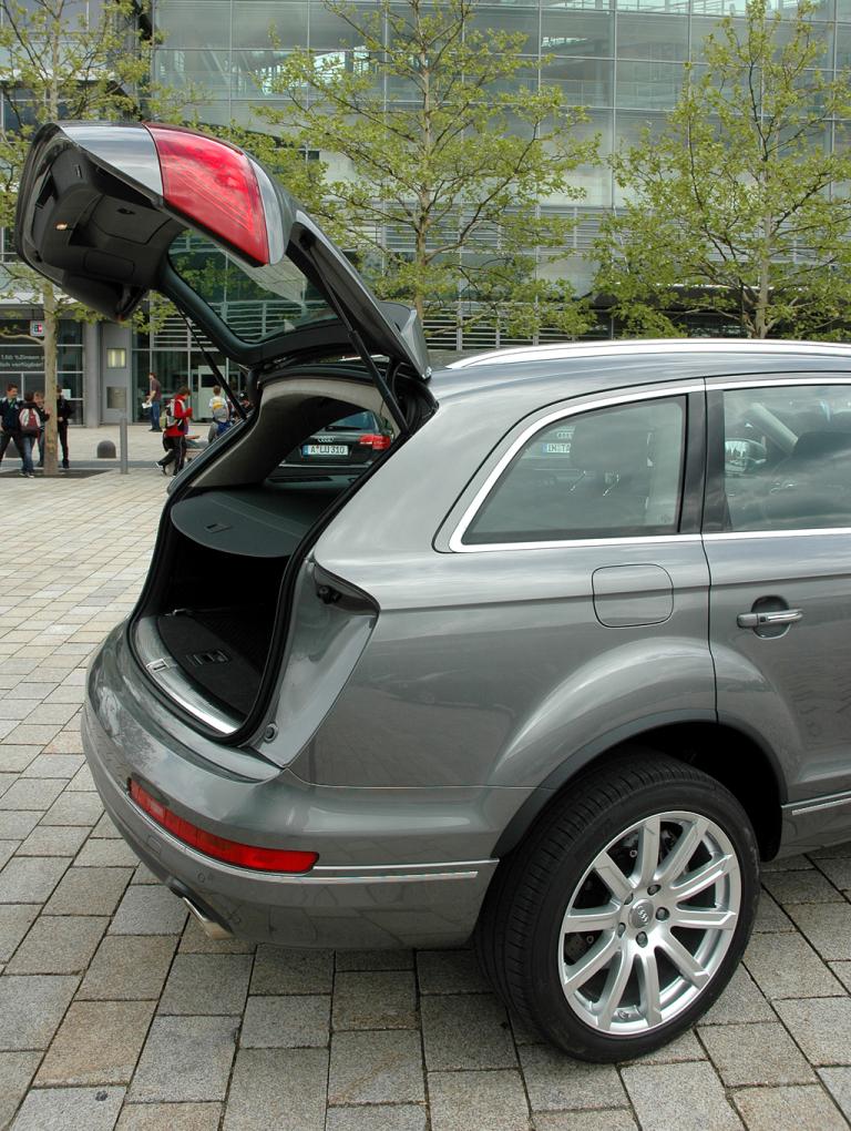 Audi Q7: Mit geöffneter Heckklappe. 