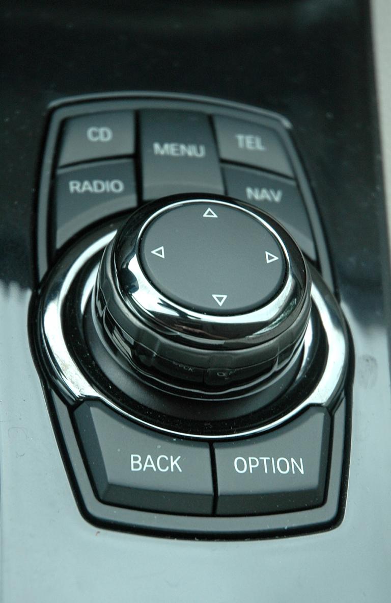BMW 5er GT: Blick auf den Controller genannten Dreh-/Drückknopf. 