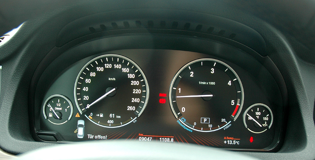 BMW 5er GT: Blick auf die Rundinstrumentierung im Cockpit. 