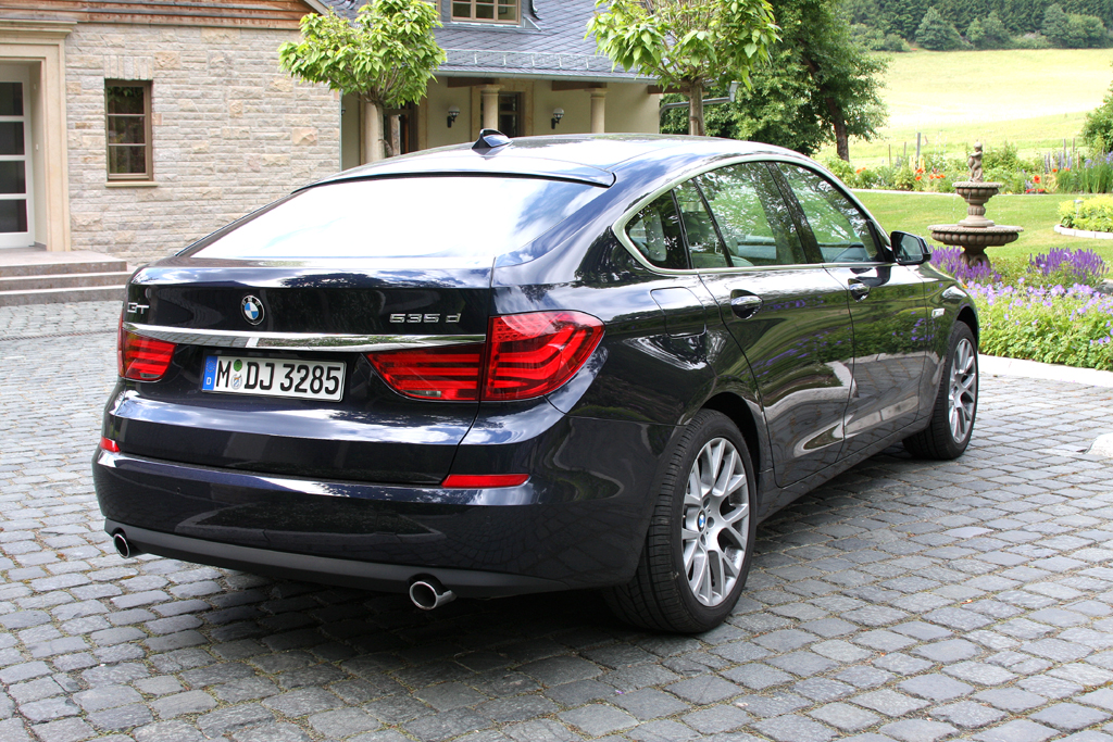 BMW 5er GT: Das hohe Heck, das nicht jedermanns Sache ist, schränkt die Sicht ein. 