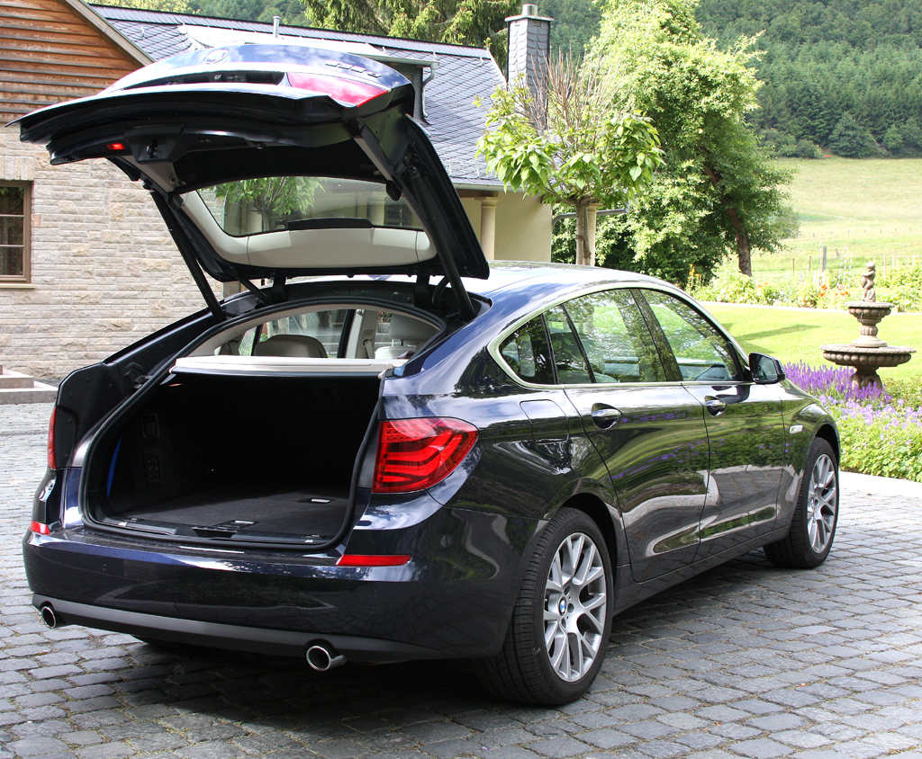 BMW 5er GT: Der Kofferraumklappe öffnet hoch und weit. 