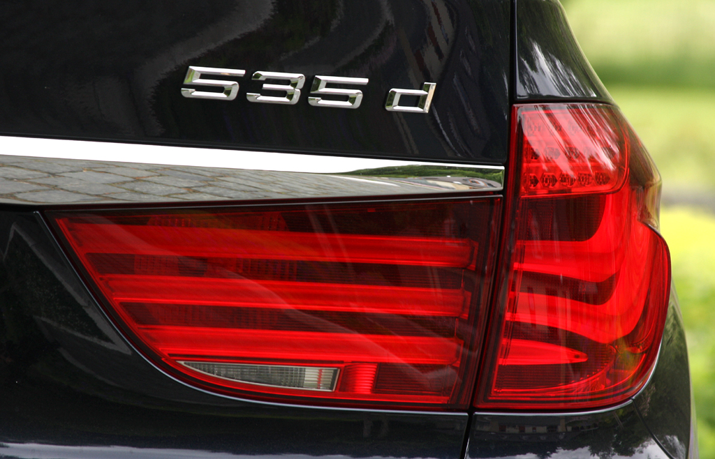 BMW 5er GT: Leuchteinheit hinten mit Motorisierungsschriftzug. 