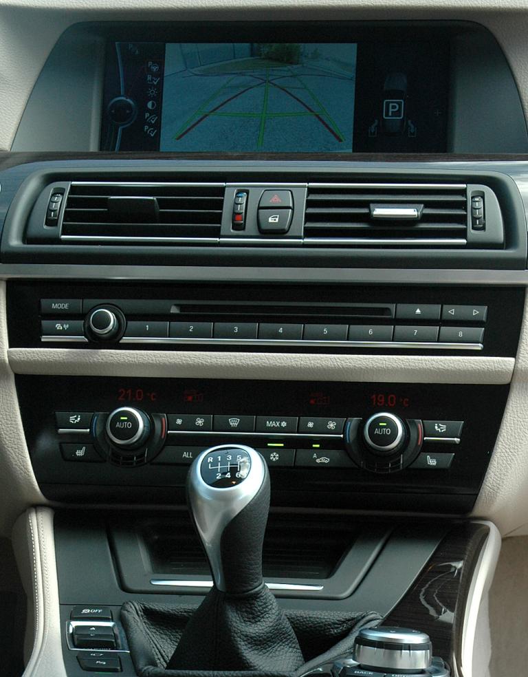BMW 5er Touring: Blick über die Armlehne zum Armaturenträger. 