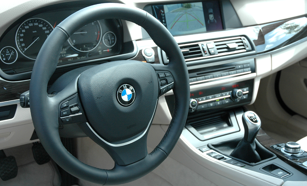 BMW 5er Touring: Blick ins Cockpit. 