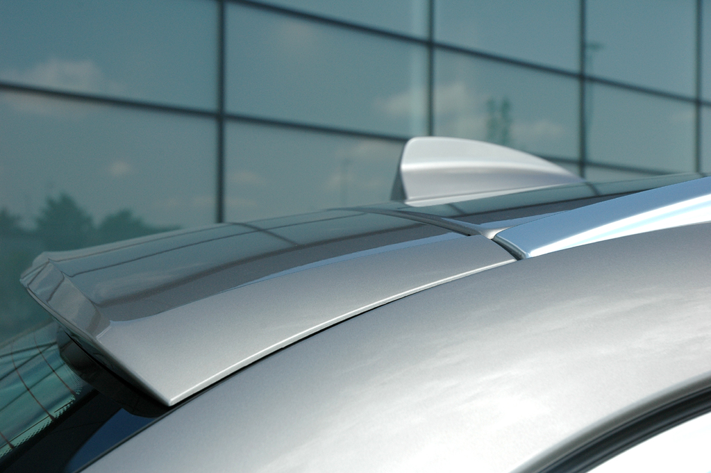 BMW 5er Touring: Dachkanten-Spoiler am Heck und Haifischflossen-Antenne. 