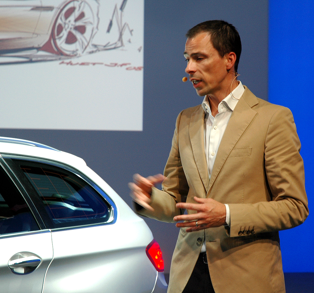 BMW 5er Touring: Designer Anders Worming erläutert die Linienführung am Heck. 