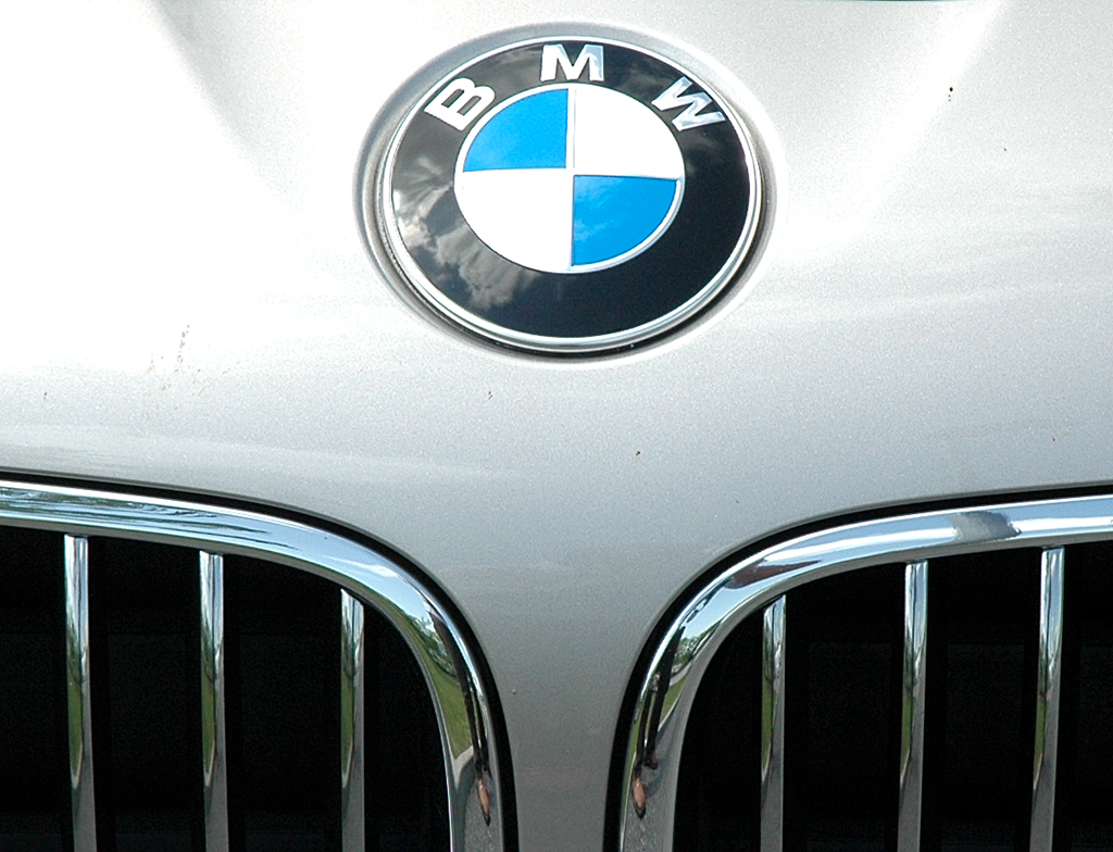 BMW 5er Touring: Kühlerniere mit Markenemblem oben auf der Haube. 