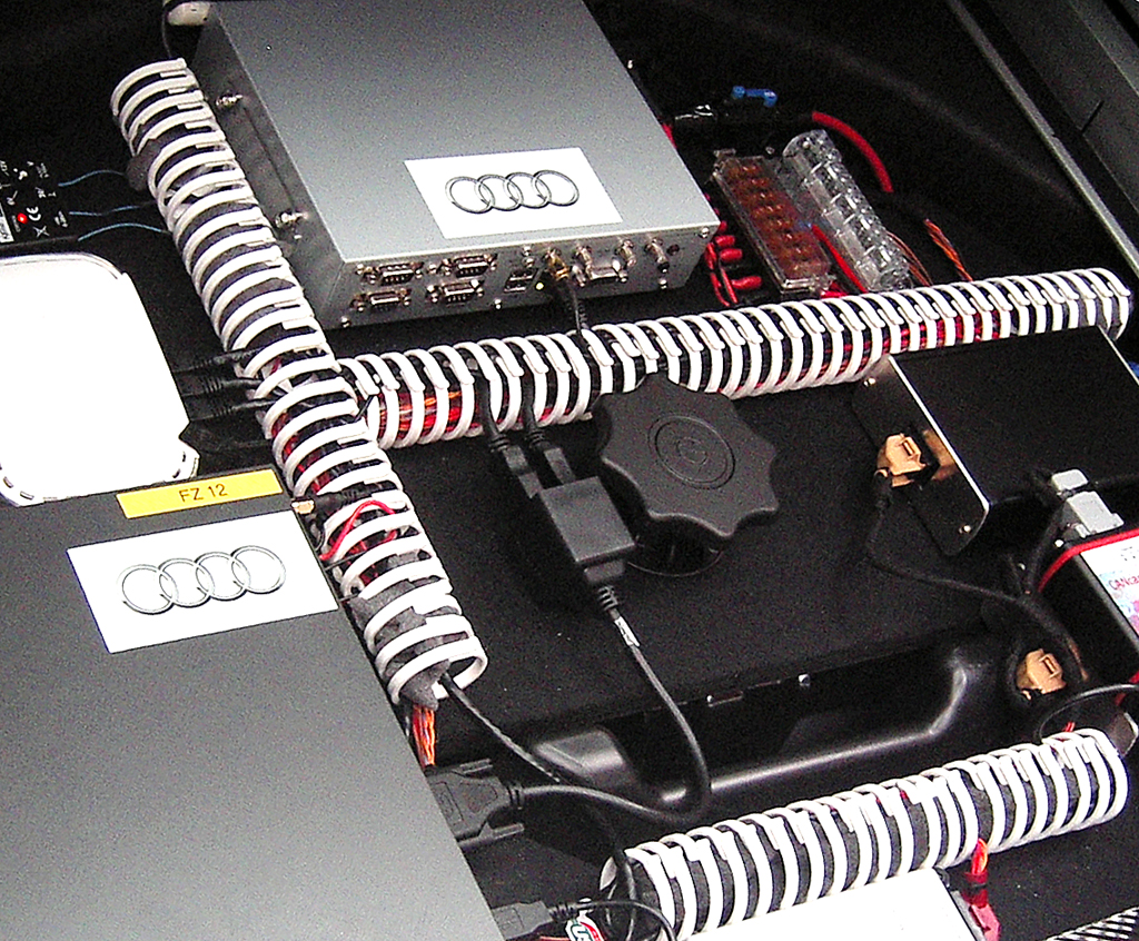 Das Elektronik-Herz der Testautos schlägt unterm Kofferraum-Ladeboden. 
