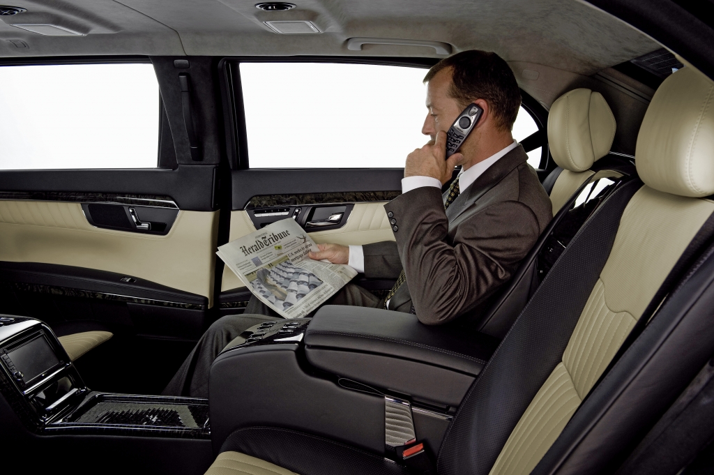 Das Interieur des neuen Mercedes-Benz S 600 Pullman Guard zeigt mit edlen Hölzern und wertvollem Leder stilvolle Eleganz und höchste Perfektion in jedem Detail. Im Fond haben vier Passagiere auf vier vis-à-vis angeordneten bequemen Sitzen Platz.