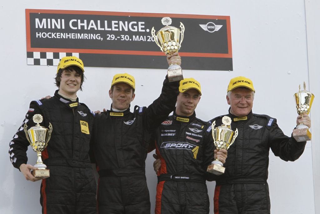 Das Podium des siebten Wertungslaufs der MINI Challenge 2010: Zweiter Thomas Tekaat, Sieger Hendrik Vieth, Dritter Nico Bastian und Gentleman-Sieger Reinhard Nehls, v.l.n.r.