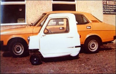 Der Vergleich macht es deutlich: Der Peel ist das kleinste Auto der Welt, Bild von: photobucket.com