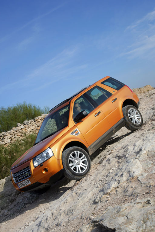 Die 2007 präsentierte zweite Auflage des Land Rover Freelander fährt in der Erfolgsspur. Nur drei Jahre nach der Markteinführung wurde jetzt der Freelander 2 mit der Produktionsnummer 200 000 gebaut.