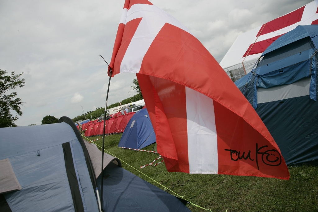 Die Fans haben längst Stellung bezogen wie die Dänen im Fanlager von Tom Kristensen. Foto