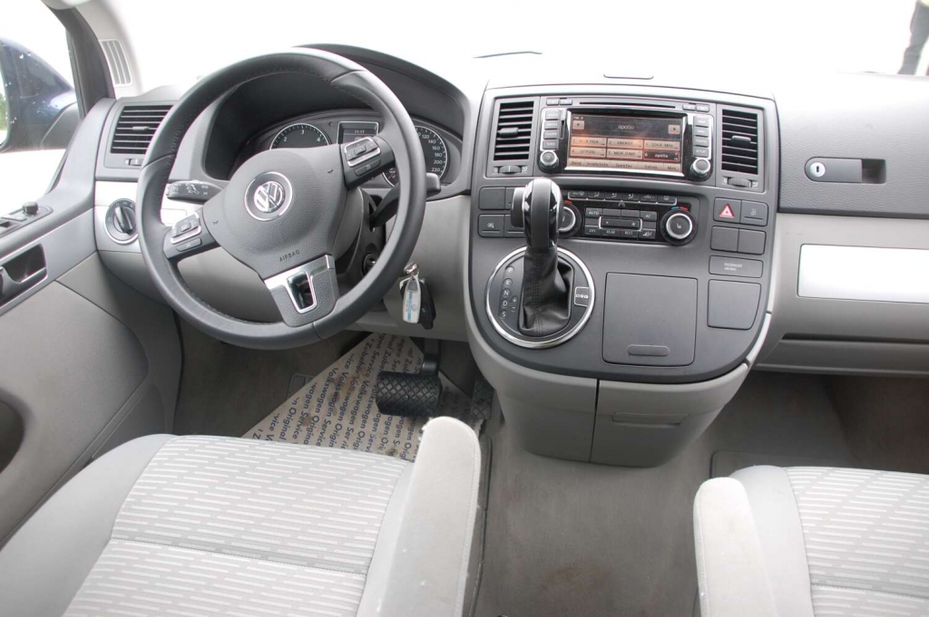 Duell der Großraumvans: VW Multivan Comfortline 2.0 TDI vs. Opel Vivaro Life Cosmo 2.5 CDTI