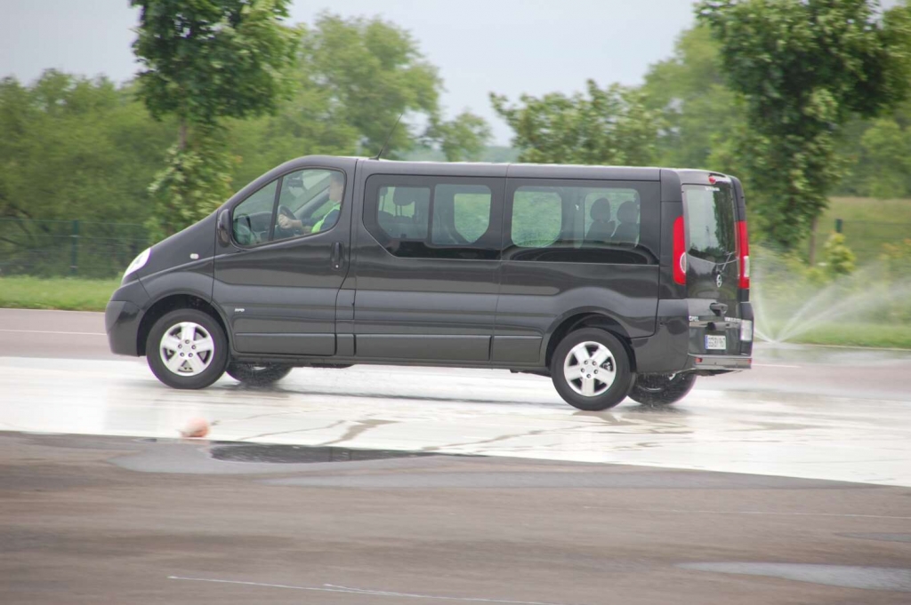 Duell der Großraumvans: VW Multivan Comfortline 2.0 TDI vs. Opel Vivaro Life Cosmo 2.5 CDTI
