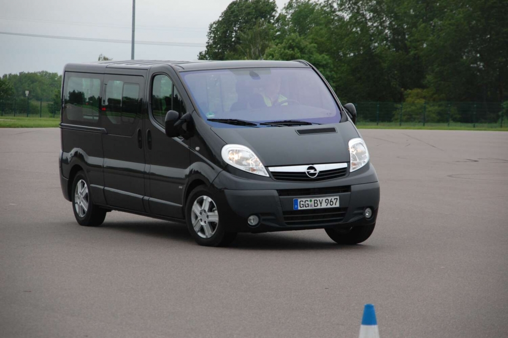 Duell der Großraumvans: VW Multivan Comfortline 2.0 TDI vs. Opel Vivaro Life Cosmo 2.5 CDTI