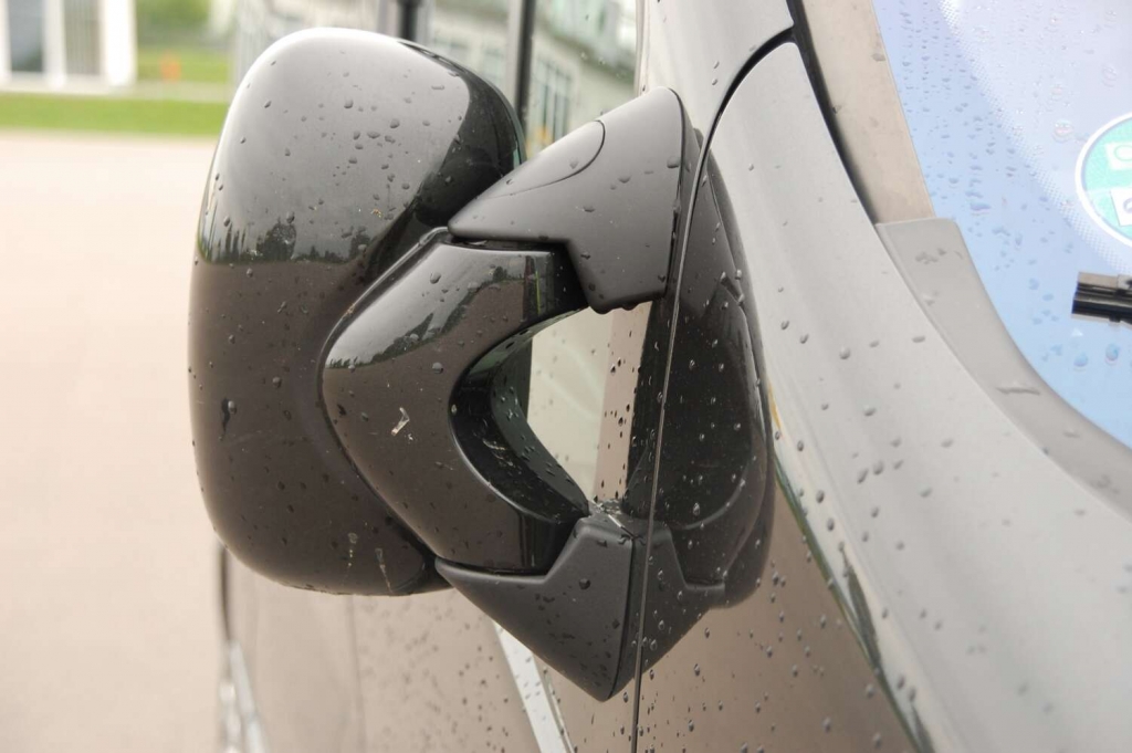 Duell der Großraumvans: VW Multivan Comfortline 2.0 TDI vs. Opel Vivaro Life Cosmo 2.5 CDTI