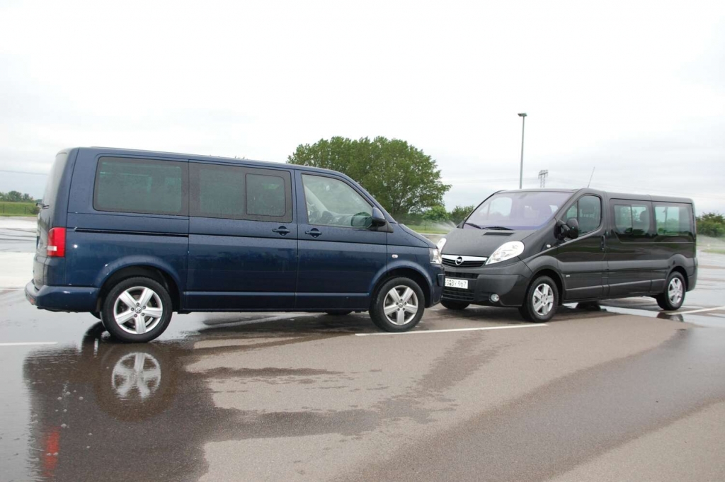 Duell der Großraumvans: VW Multivan Comfortline 2.0 TDI vs. Opel Vivaro Life Cosmo 2.5 CDTI
