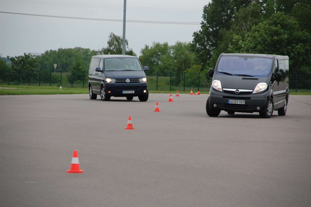 Duell der Großraumvans: VW Multivan Comfortline 2.0 TDI vs. Opel Vivaro Life Cosmo 2.5 CDTI