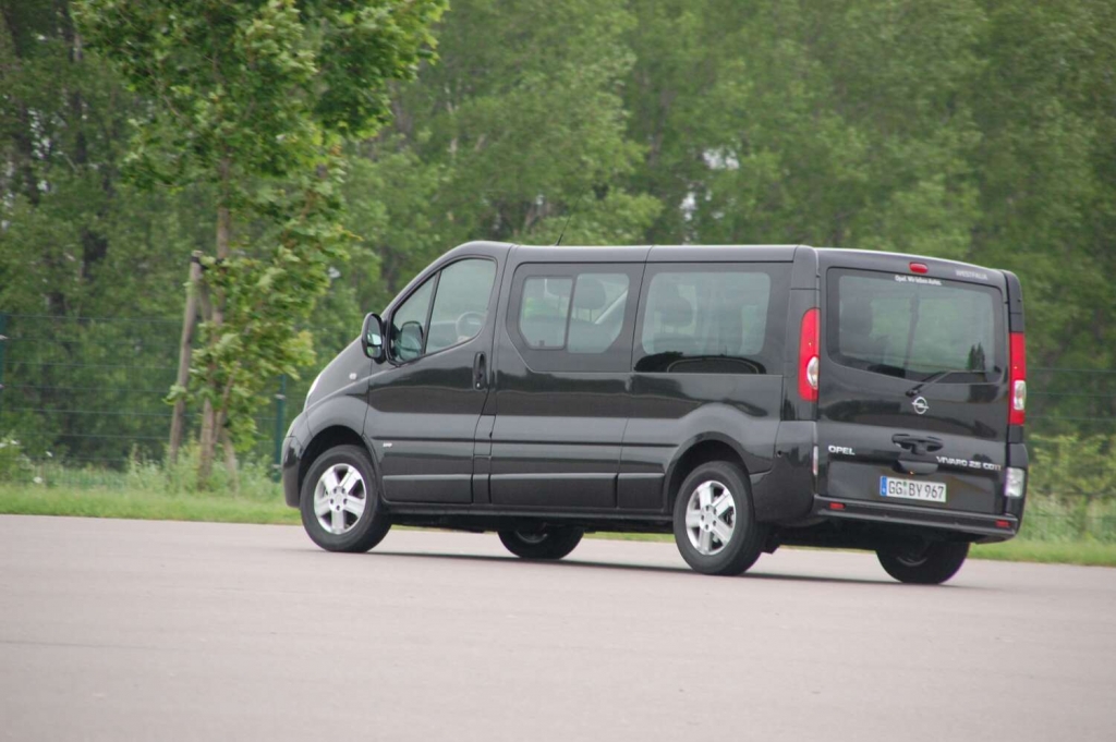 Duell der Großraumvans: VW Multivan Comfortline 2.0 TDI vs. Opel Vivaro Life Cosmo 2.5 CDTI