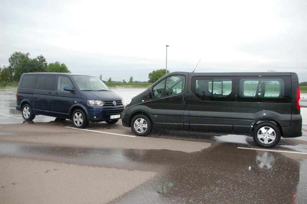 Duell der Großraumvans: VW Multivan Comfortline 2.0 TDI vs. Opel Vivaro Life Cosmo 2.5 CDTI