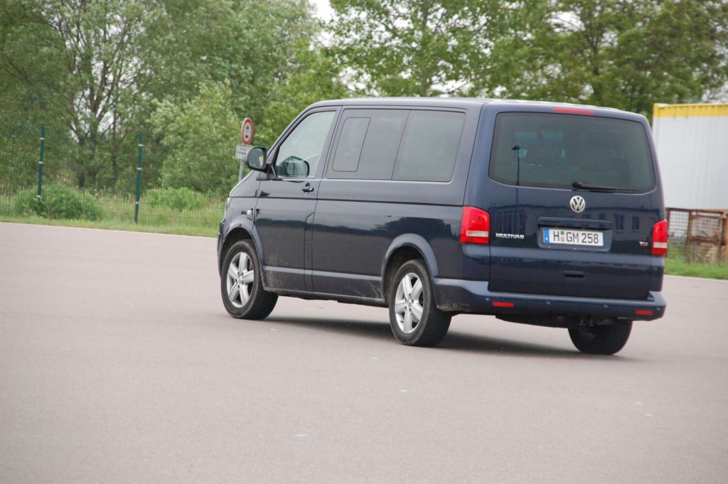 Duell der Großraumvans: VW Multivan Comfortline 2.0 TDI vs. Opel Vivaro Life Cosmo 2.5 CDTI
