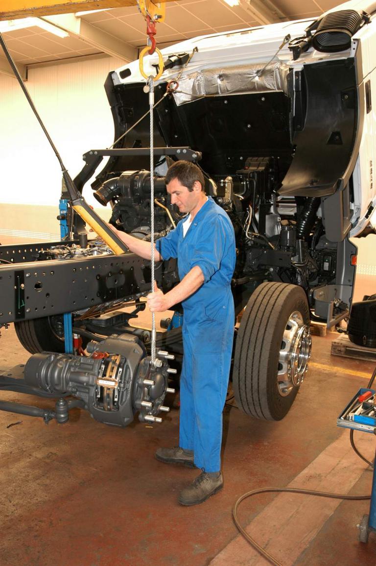 Einbau einer zweiten Vorderachse im Mercedes-Benz Werk Molsheim.