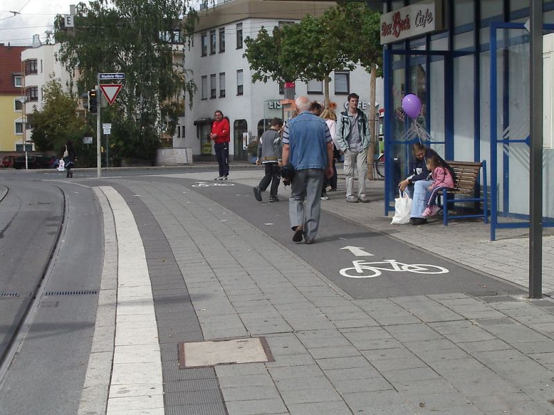 Fahrrad auf dem Gehweg parken ist erlaubt