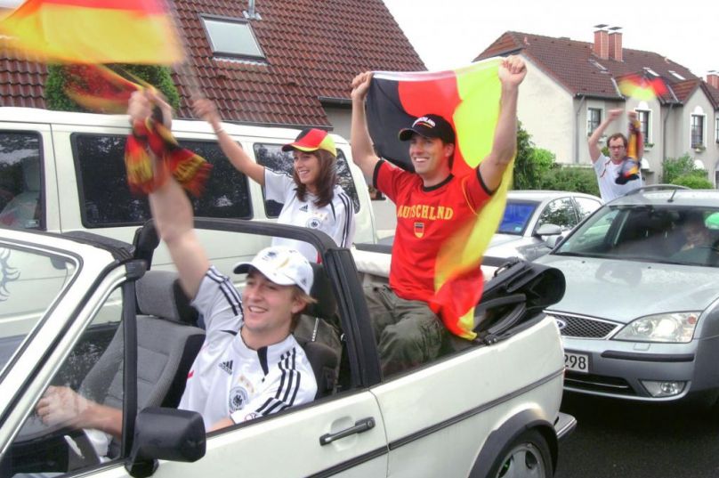 Fußball-WM: Fan-Kostümierung im Straßenverkehr 
