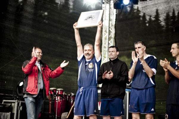 Gerüstbauer spielten gegen Fußball-Legenden und gewannen Mercedes-Benz Vito