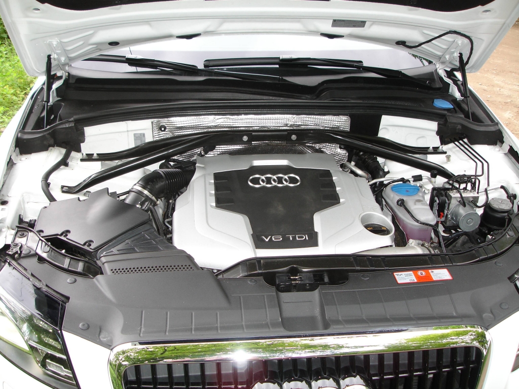 Hier steckt die Power! Der V6 TDI gewinnt Sympathien dank seiner Leistungsstärke, Laufkultur und Sparsamkeit. Schon im Leerlauf hört er sich von außen an, als wolle wer mit seiner Potenz fauchend imponieren. 
