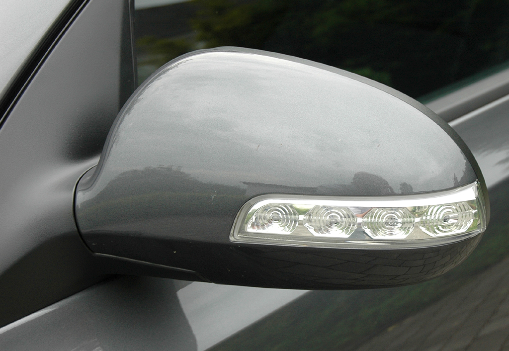 Hyundai i30cw: Blick auf den Außenspiegel an der Fahrerseite. 