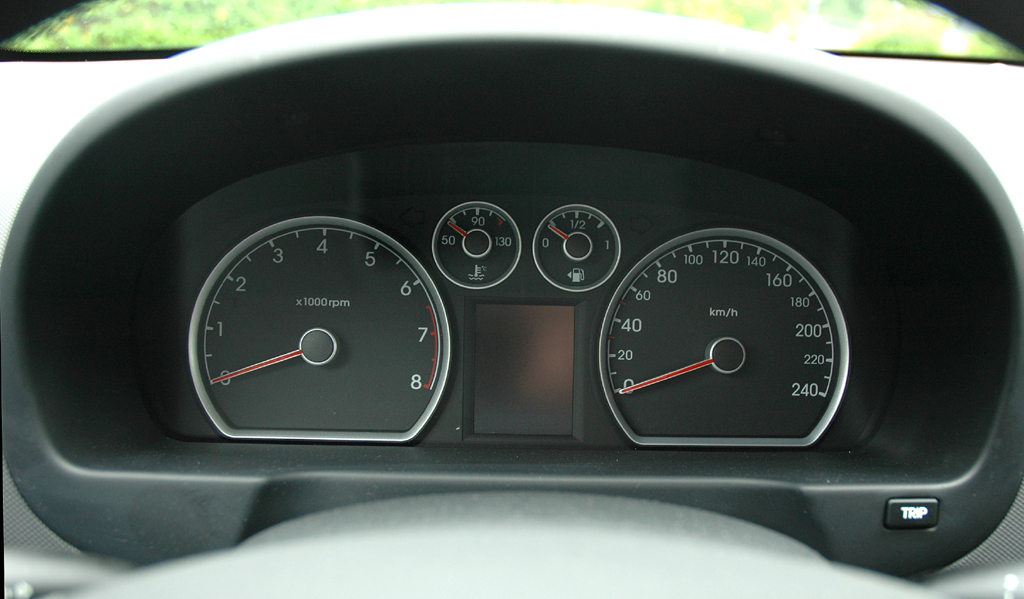 Hyundai i30cw: Blick auf die Rundinstrumentierung im Cockpit. 