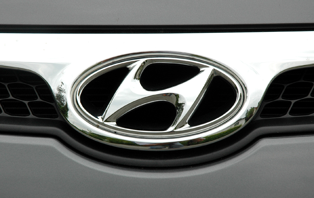 Hyundai i30cw: Das Markenemblem sitzt im schmalen oberen Kühlergrill. 