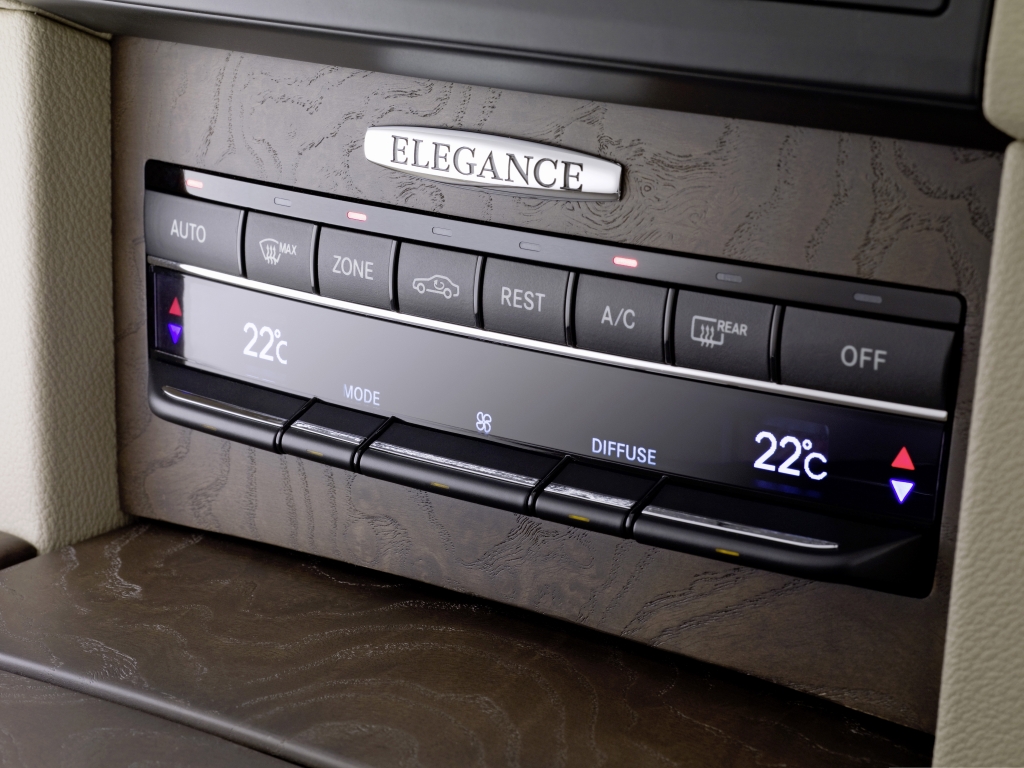 Mercedes-Benz E-Klasse: Die neu entwickelte THERMOTRONIC bietet Drei-Zonen-Wohlfühlkomfort und individuelle Klima-Stile – zum Beispiel „Diffuse“.