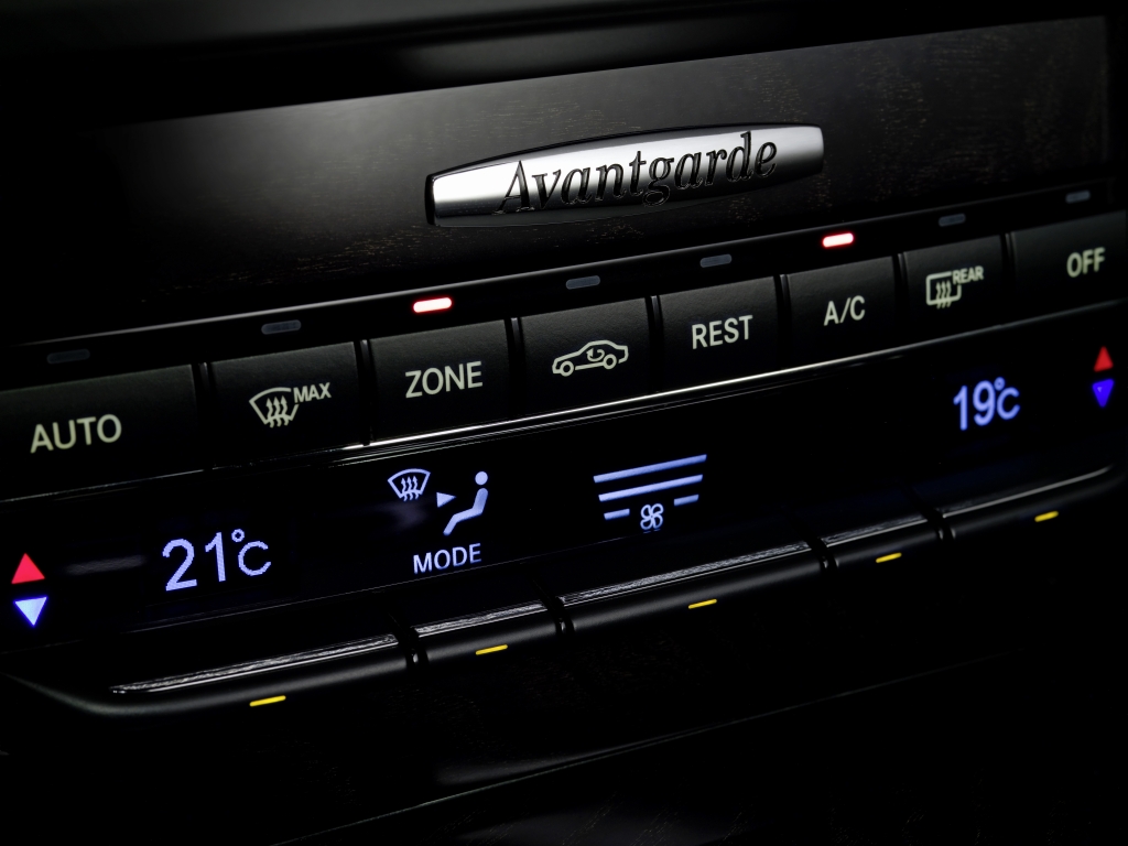 Mercedes-Benz E-Klasse: Die neu entwickelte THERMOTRONIC bietet Drei-Zonen-Wohlfühlkomfort und individuelle Klima-Stile – zum Beispiel „Diffuse“.