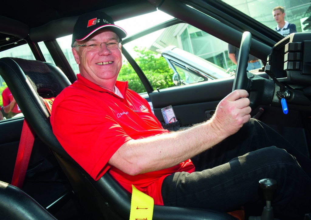 Michael Dick, Vorstand für technische Entwicklung bei Audi, am Steuer des Audi 80 Rallye ( Baujahr 1979 ). 