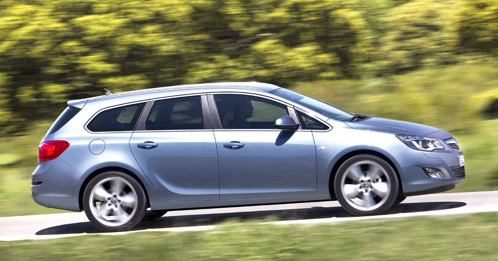 Opel Astra Sports Tourer: Auch von der Seite sieht er überaus windschnittig aus. 