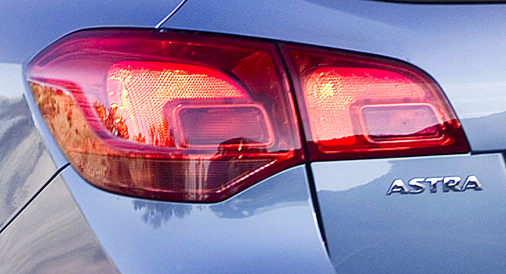 Opel Astra Sports Tourer: Moderne Leuchteinheit hinten mit Schriftzug. 
