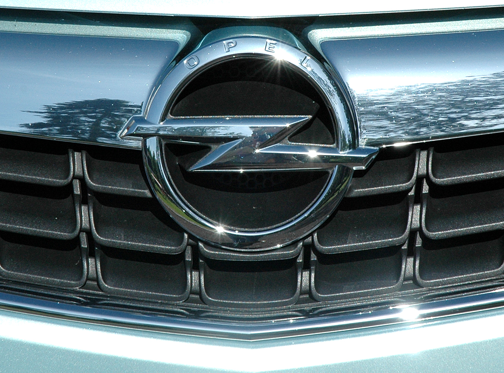 Opel Ecoflex: Astra-Ecoflex-Kühlergrill mit Markenemblem. 