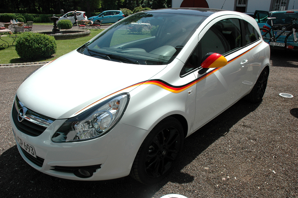 Opel Ecoflex: Corsa-Sondermodell mit Deutschland-Farben, ... 