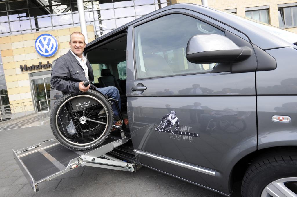 Paralympics-Sieger Martin Braxenthaler fährt Volkswagen Multivan
