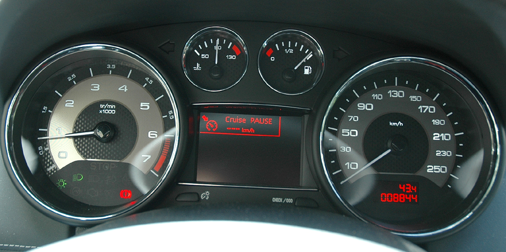 Peugeot RCZ : Blick auf die Rundinstrumentierung. 