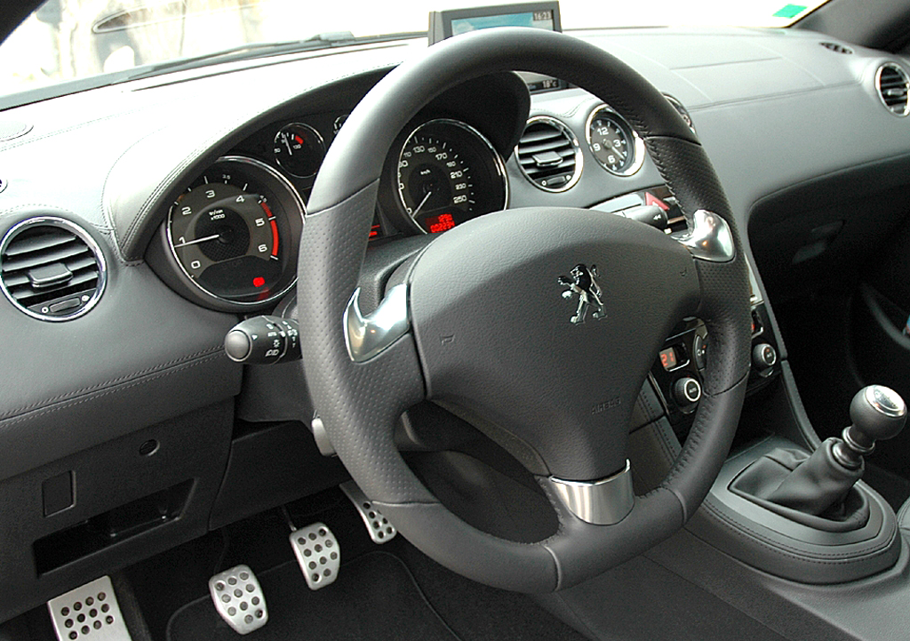Peugeot RCZ : Blick ins Cockpit. 