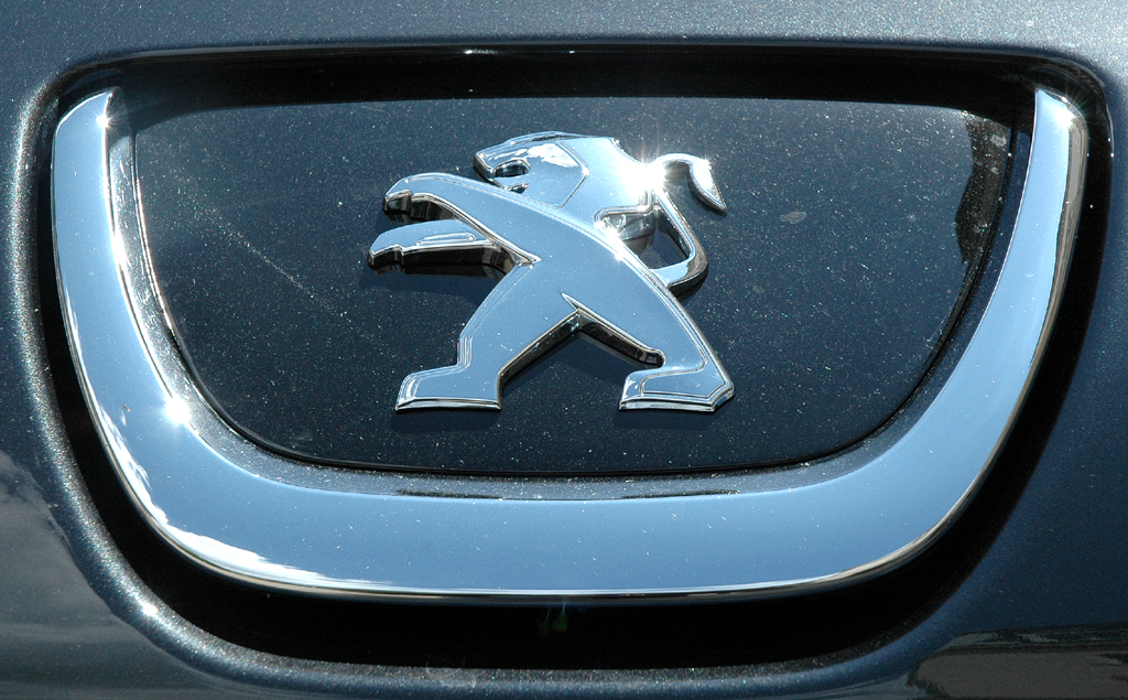 Peugeot RCZ : Das Markenemblem sitzt auf der Fronthaube. 
