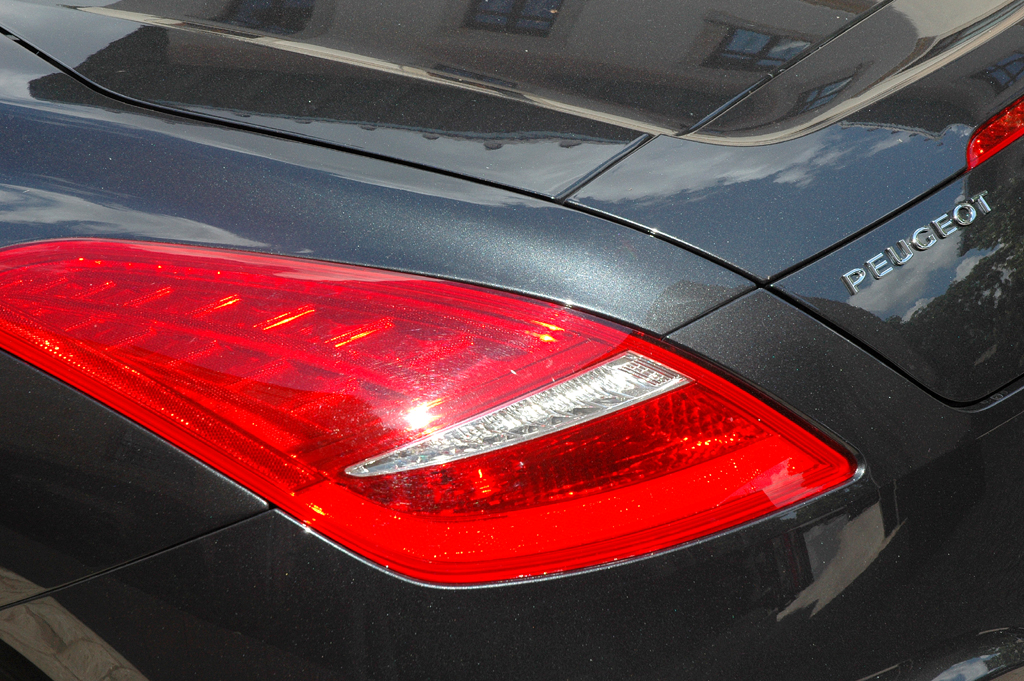 Peugeot RCZ : Leuchteinheit hinten mit Schriftzug. 